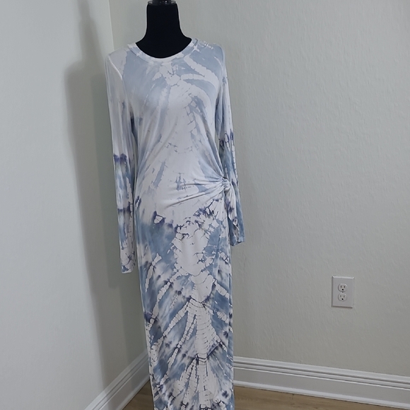 Young Fabulous & Broke Dresses & Skirts - Young Fabulous & Broke Blue and White Yie Dye Dress Size Large